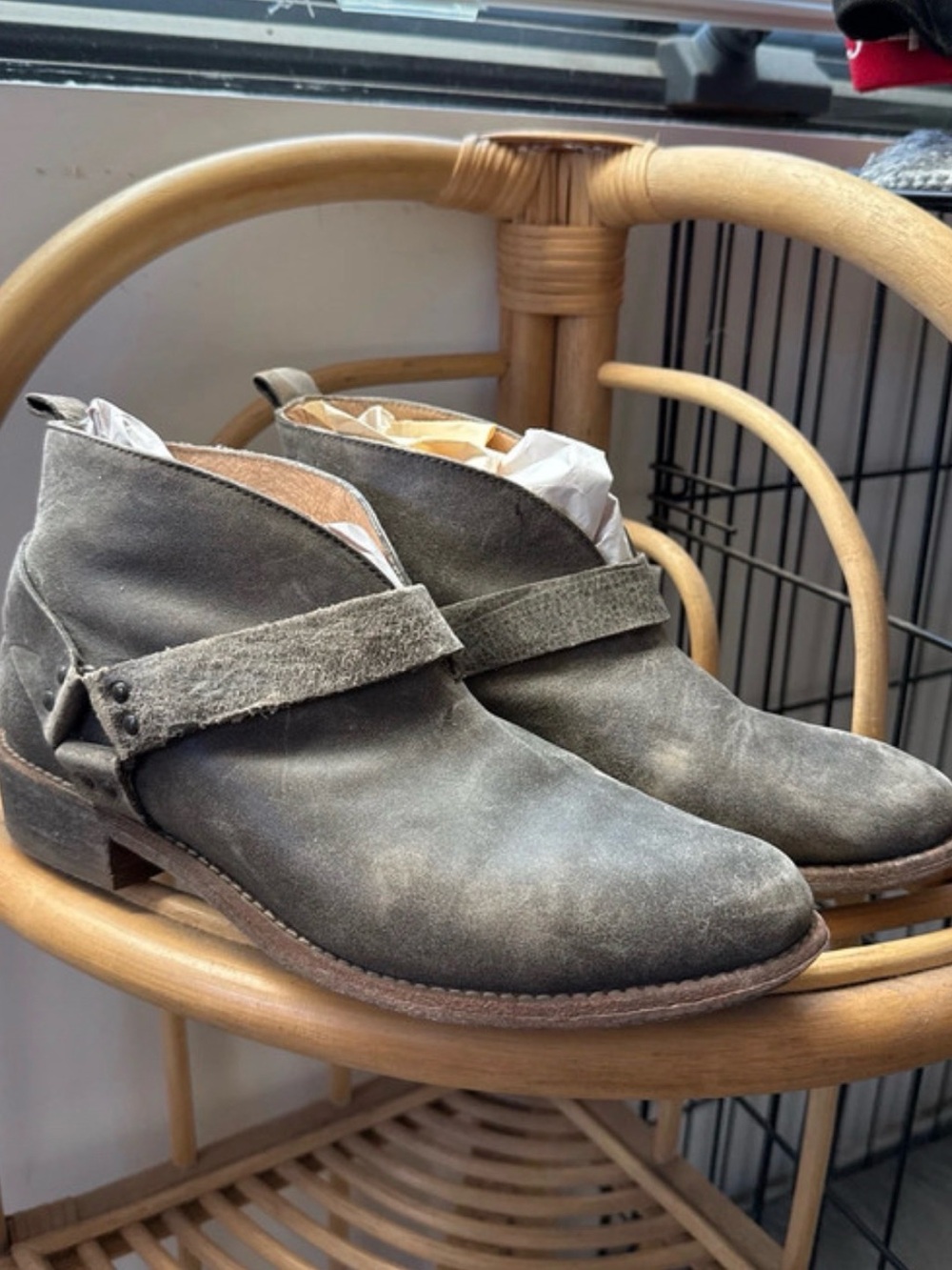 Koolaburra women’s Gray Distressed Leather Ankle Boots